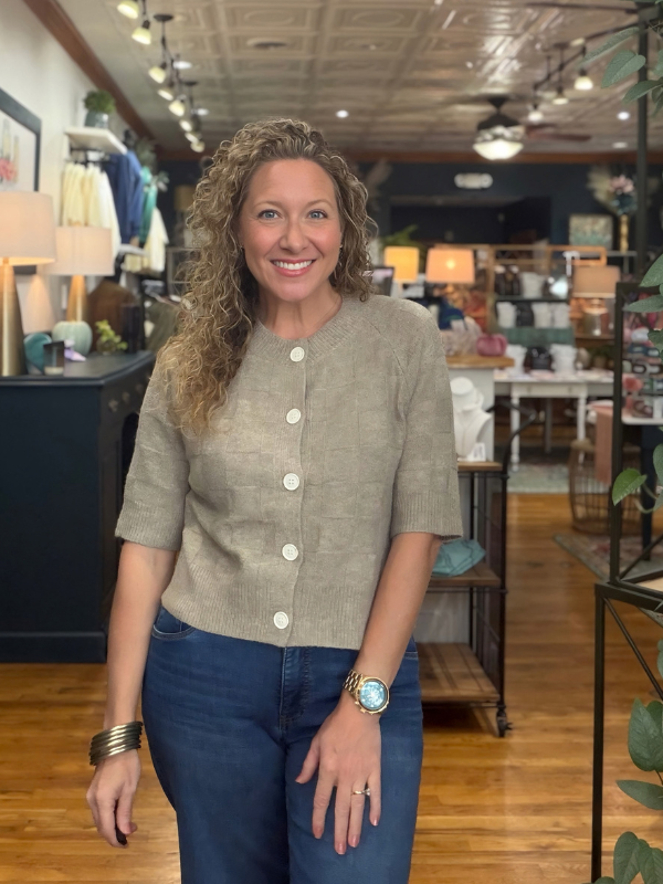 woman wearing a mocha basket weave short sleeve sweater with jeans 