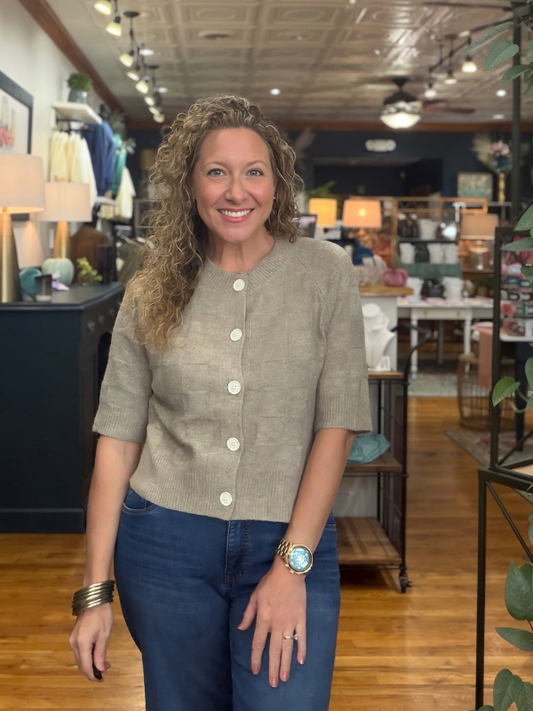 woman wearing a mocha basket weave short sleeve sweater with jeans 