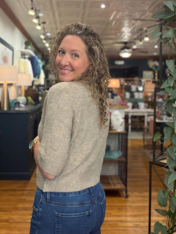 woman wearing a mocha basket weave short sleeve sweater with jeans 