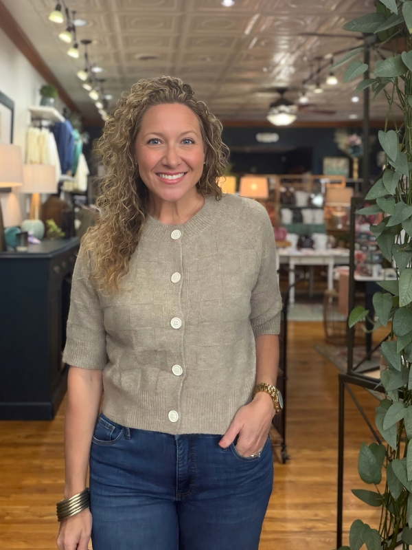 woman wearing a mocha basket weave short sleeve sweater with jeans 