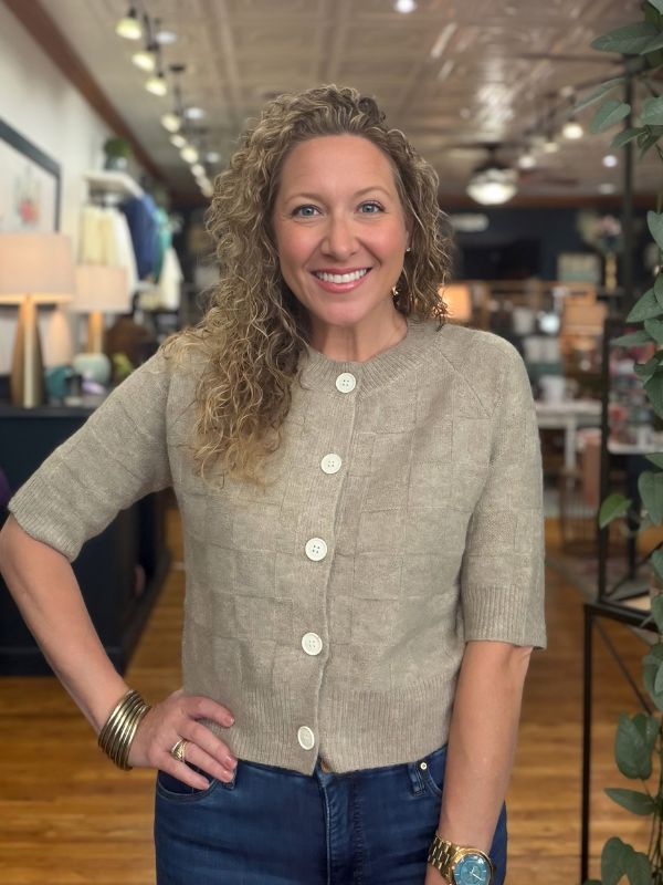 woman wearing a mocha basket weave short sleeve sweater with jeans 