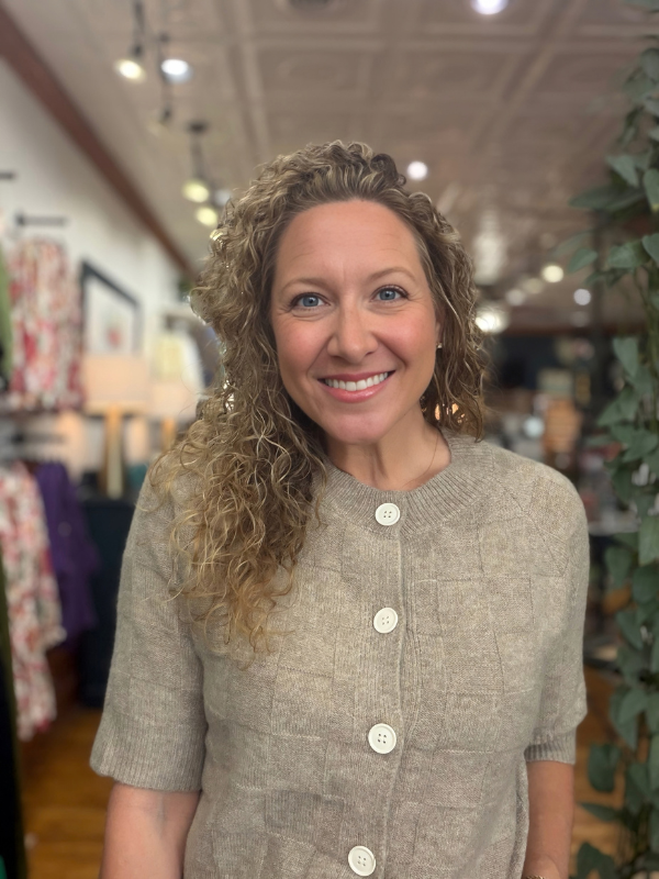 woman wearing a mocha basket weave short sleeve sweater with jeans 