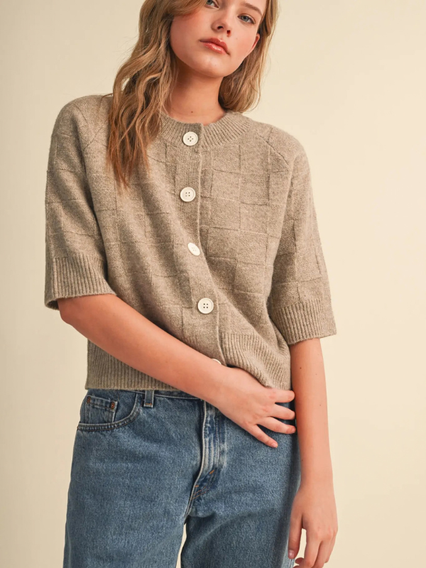 woman wearing a mocha basket weave short sleeve sweater with jeans 