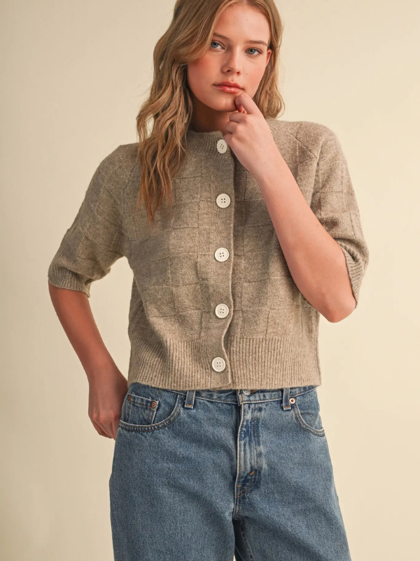 woman wearing a mocha basket weave short sleeve sweater with jeans 