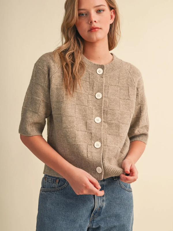woman wearing a mocha basket weave short sleeve sweater with jeans 
