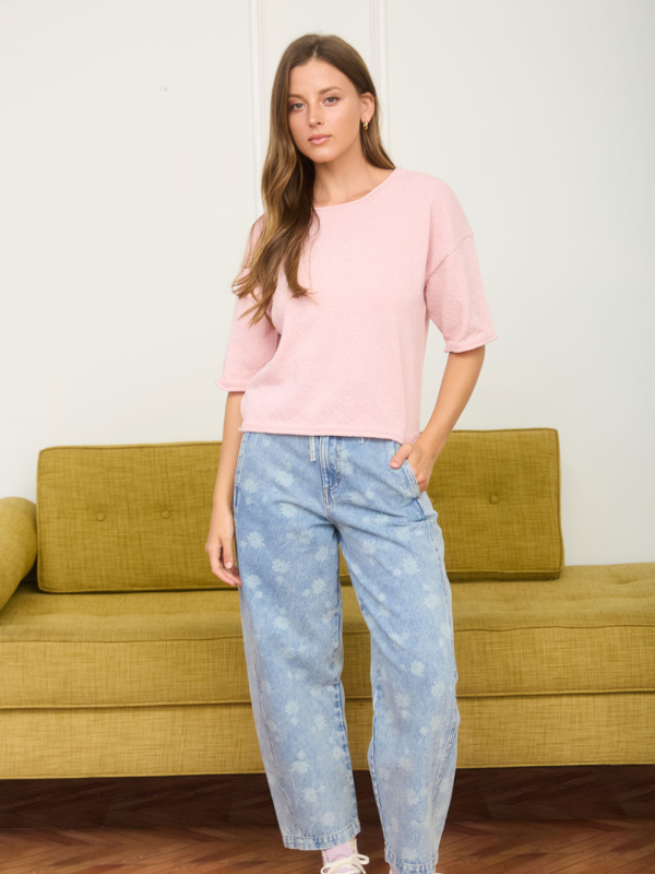 woman wearing pink top and blue jeans